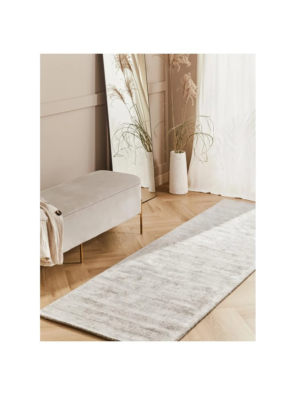 Westwing Collection Handgewebter Viskoseläufer Jane in Hellgrau-Beige, B 80 x L 200 cm – Bild 2